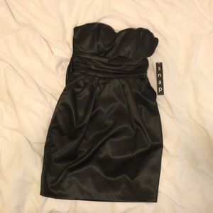 SNAP black strapless pocket dress